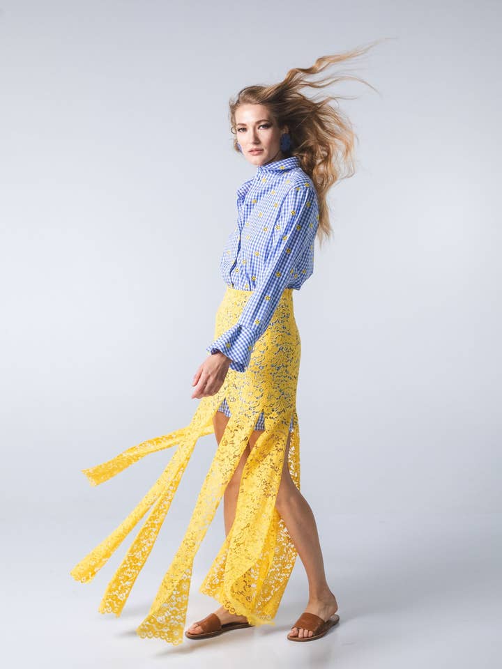 Chemise à carreaux broderie fleur jaune pour la vente par simona bonacci