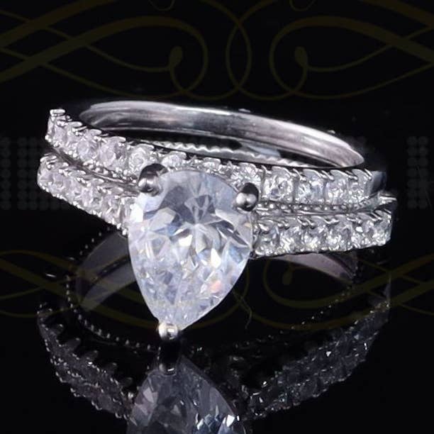 Bague de mariage pour femme en argent sterling 925 avec solitaire CZ blanc taille poire de 4,43 ct de King Of Bling, taille 7. pour la vente par KING OF BLINGS