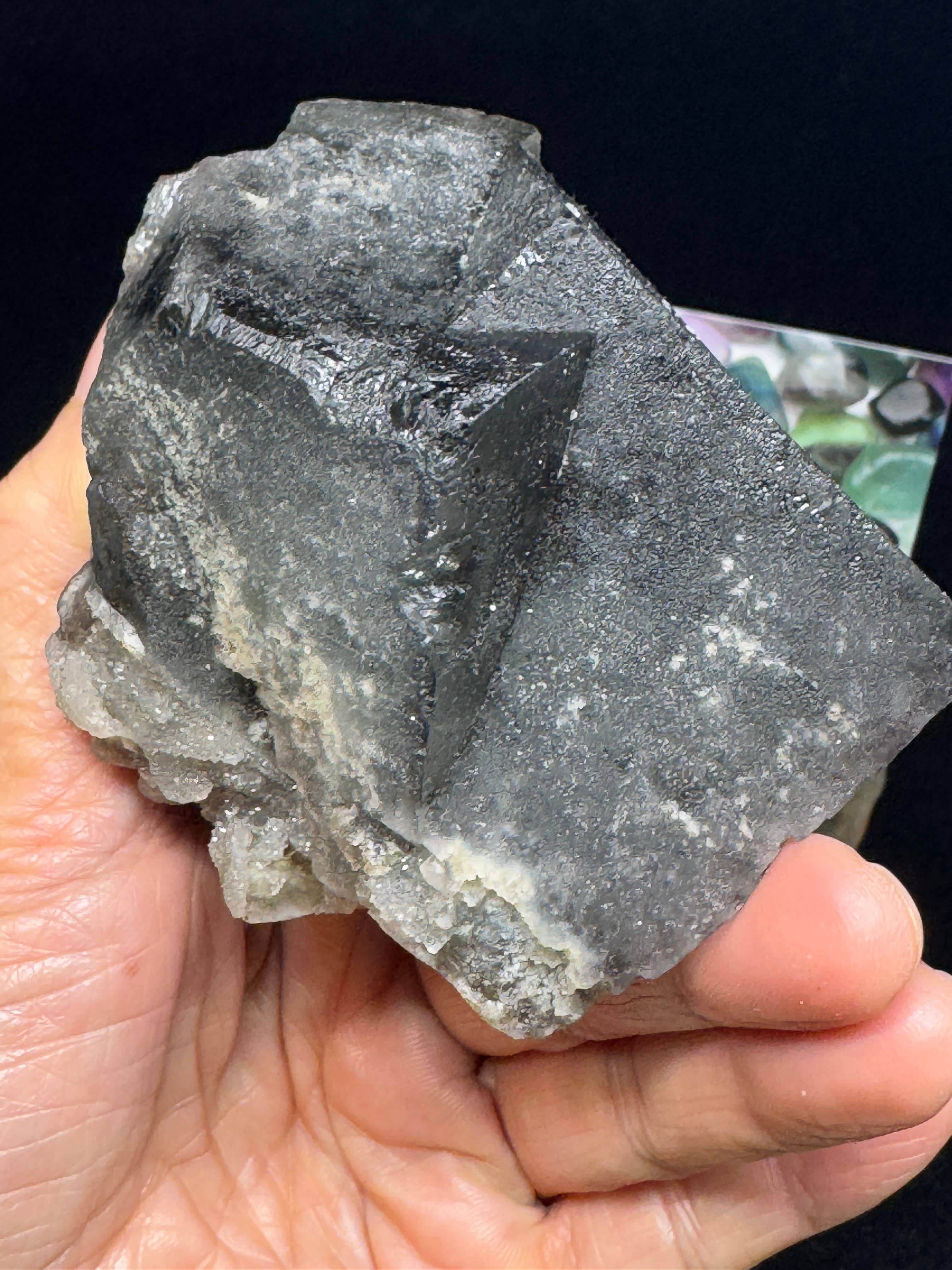 The 7 Directions - Wholesale Spirituele steen/kristal - UV-reactieve Fluoriet exemplaar F65R6