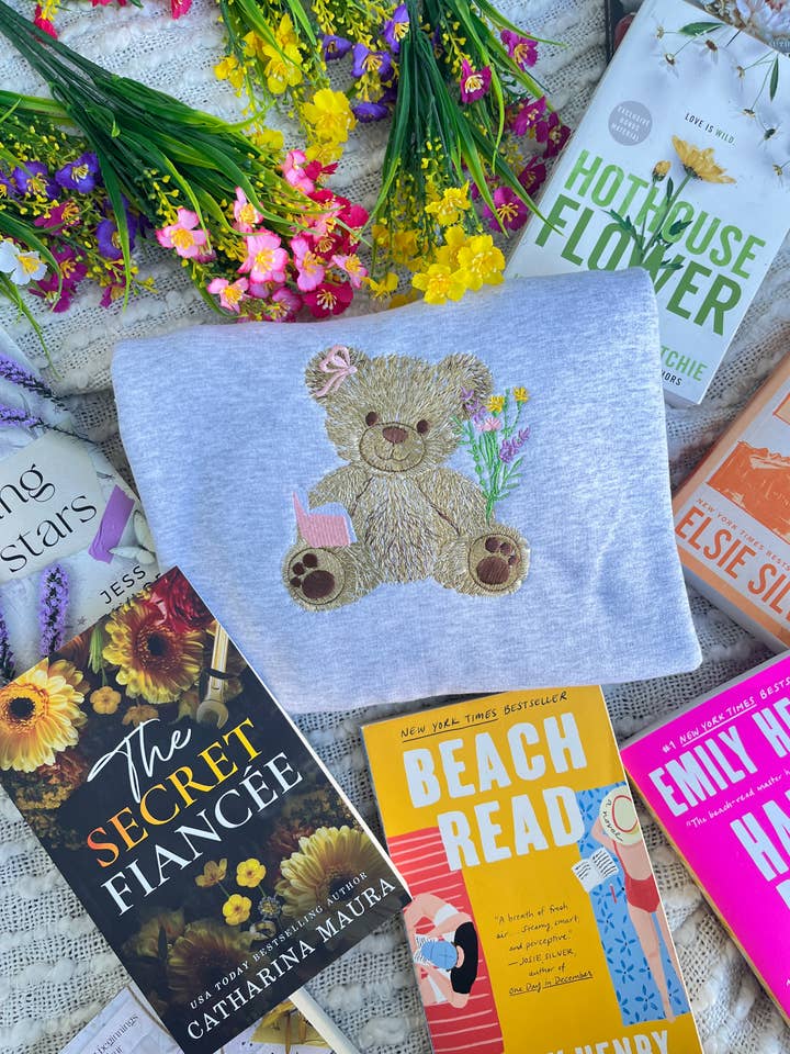 Frühlingshaftes Buchliebhaber-Teddybär-Sweatshirt für den Großhandel von Threaded By Sabrina