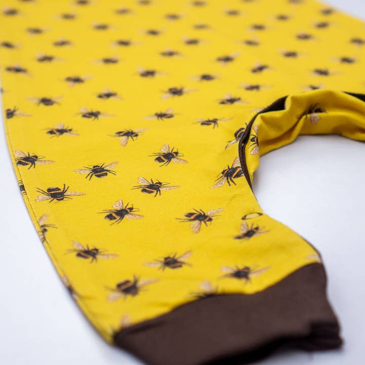 Buzzing About Bees in salopette senape per la vendita all'ingrosso da parte di JECO