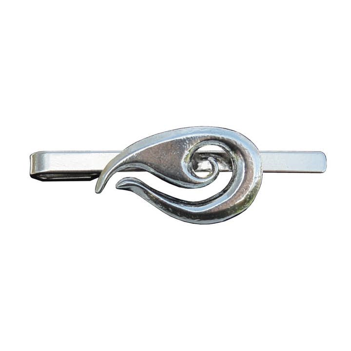 Fermacravatta in peltro Ayla, fermacravatta, realizzato a mano da William Sturt per la vendita all'ingrosso da parte di William Sturt Fine Pewter