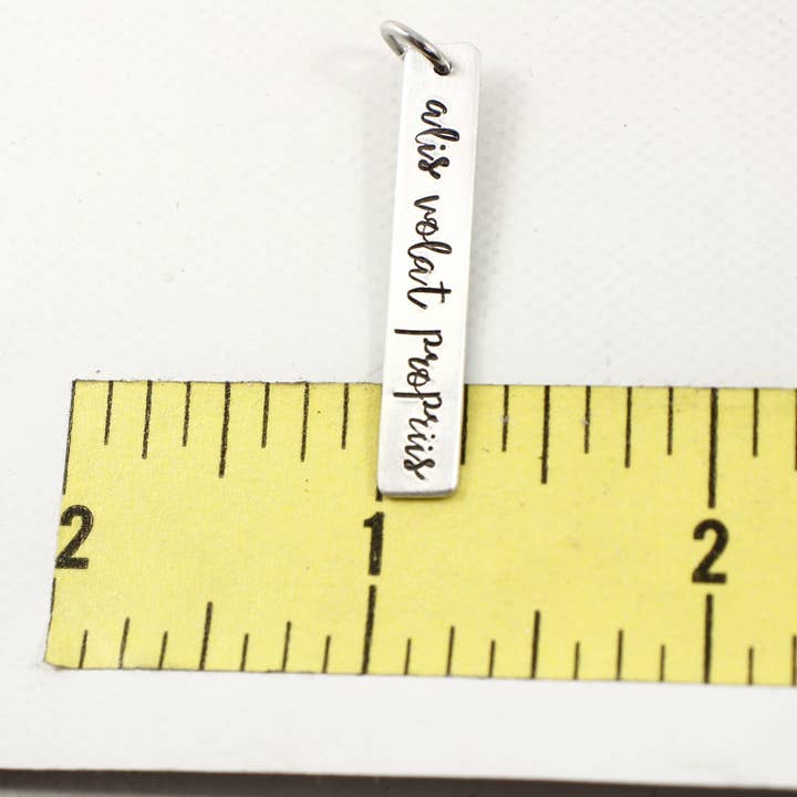 Completely Hammered – wholesale Hänge-/berlockhalsband – ”Alis volat propriis” (hon flyger med sina egna vingar) Halsband/Charm - Sterling Silver