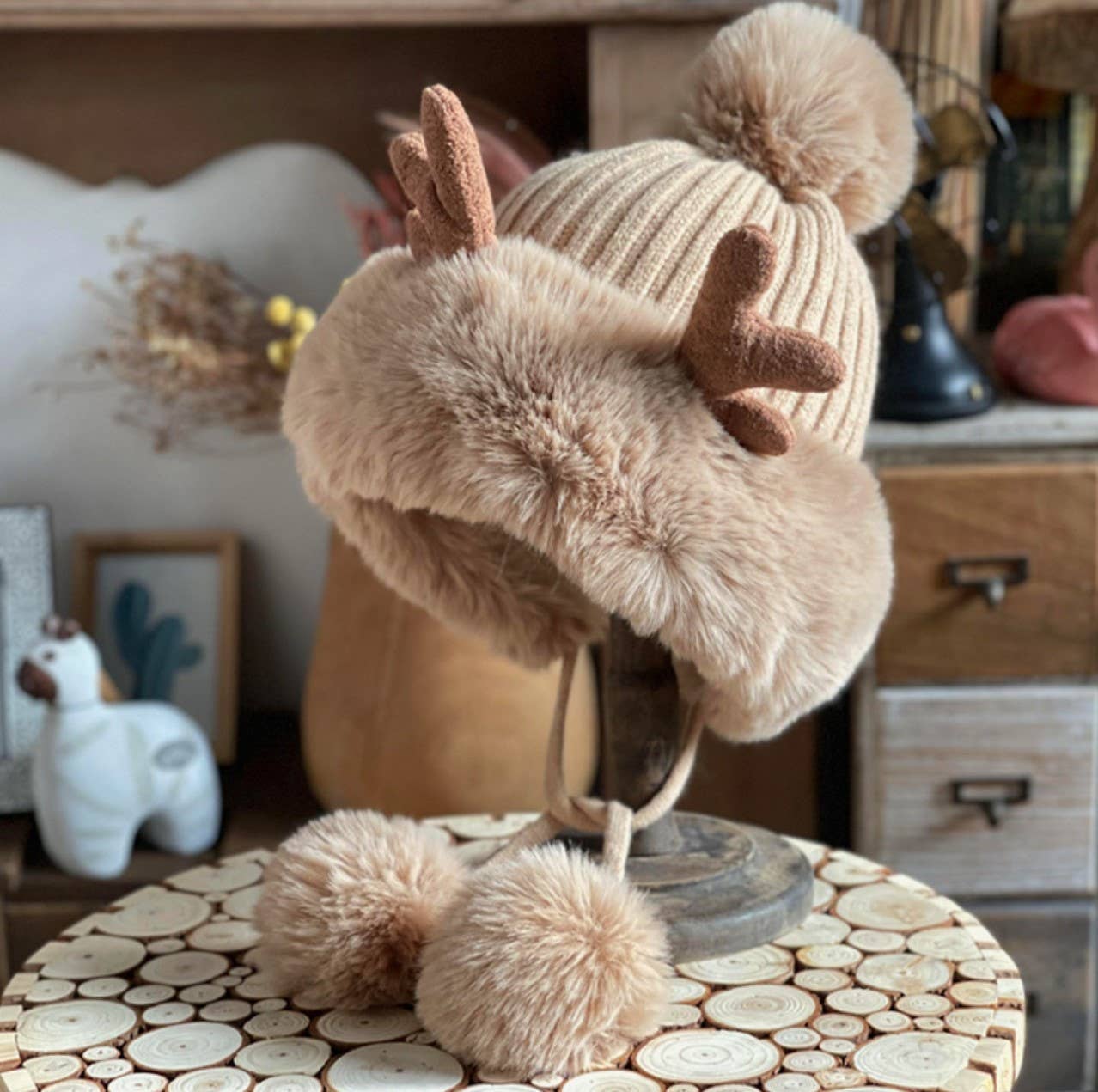 JC Sunny Fashion – Großhandel Beanie – Damen – JCH4008 Fleece-gefütterte Kunstpelzmütze mit Geweih und Bommel3