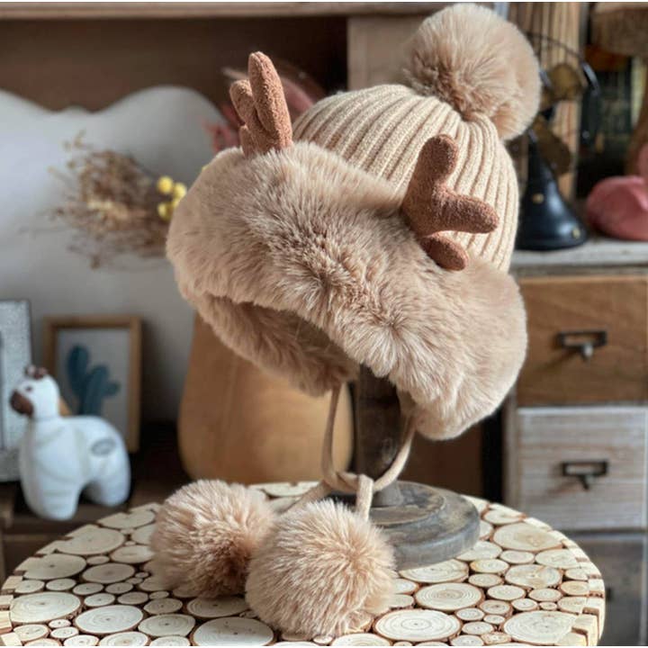 JC Sunny Fashion – Großhandel Beanie – Damen – JCH4008 Fleece-gefütterte Kunstpelzmütze mit Geweih und Bommel3