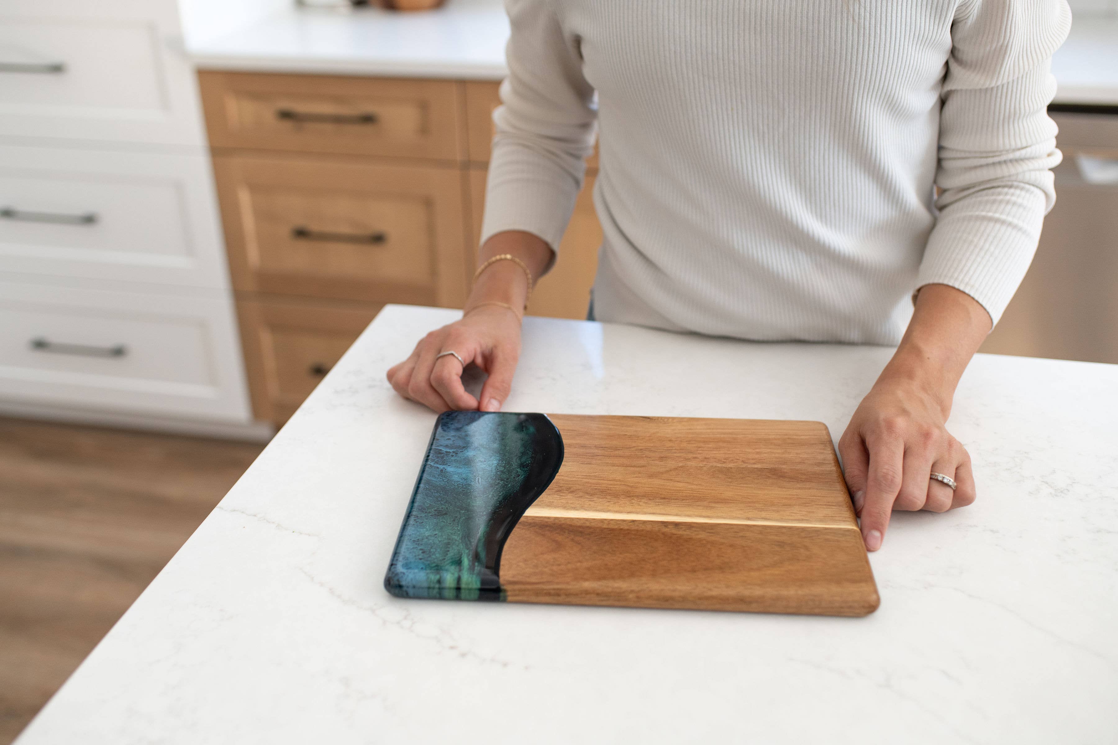 Lynn & Liana Designs - Venta al por mayor Tablas de quesos - Tabla de quesos y charcutería Wood Resin Date Night sin tarifas adicionales3