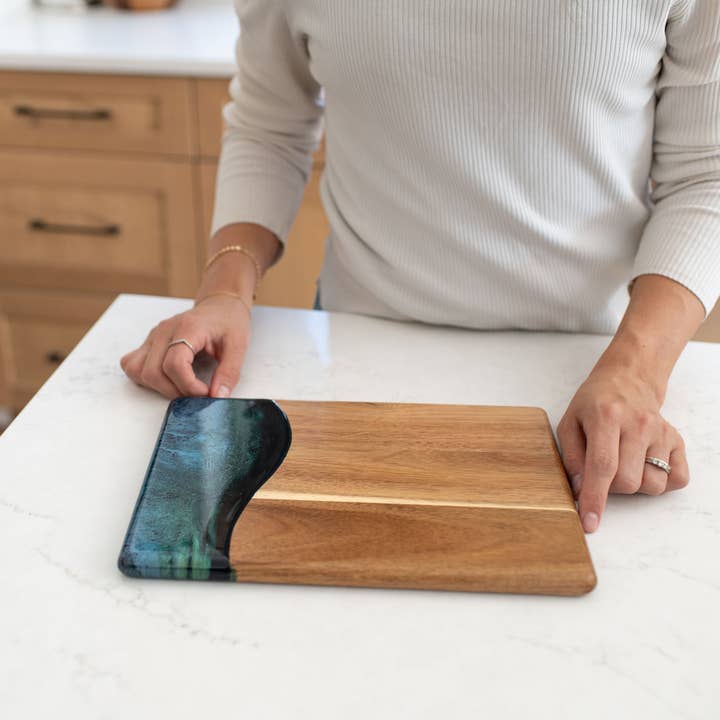 Lynn & Liana Designs - Venta al por mayor Tablas de quesos - Tabla de quesos y charcutería Wood Resin Date Night sin tarifas adicionales3