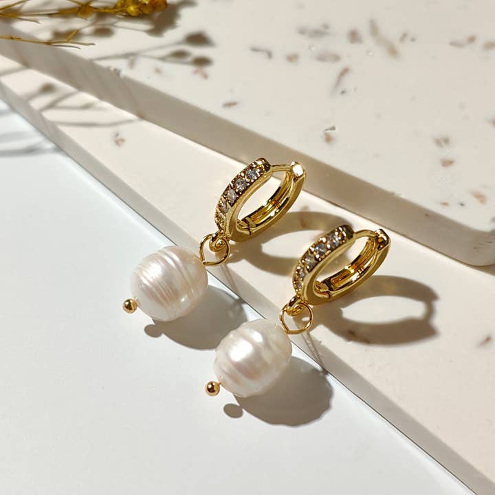 Vachana - Vendita all'ingrosso Orecchini pendenti - Orecchini a cerchio in zirconia cubica con perle naturali1