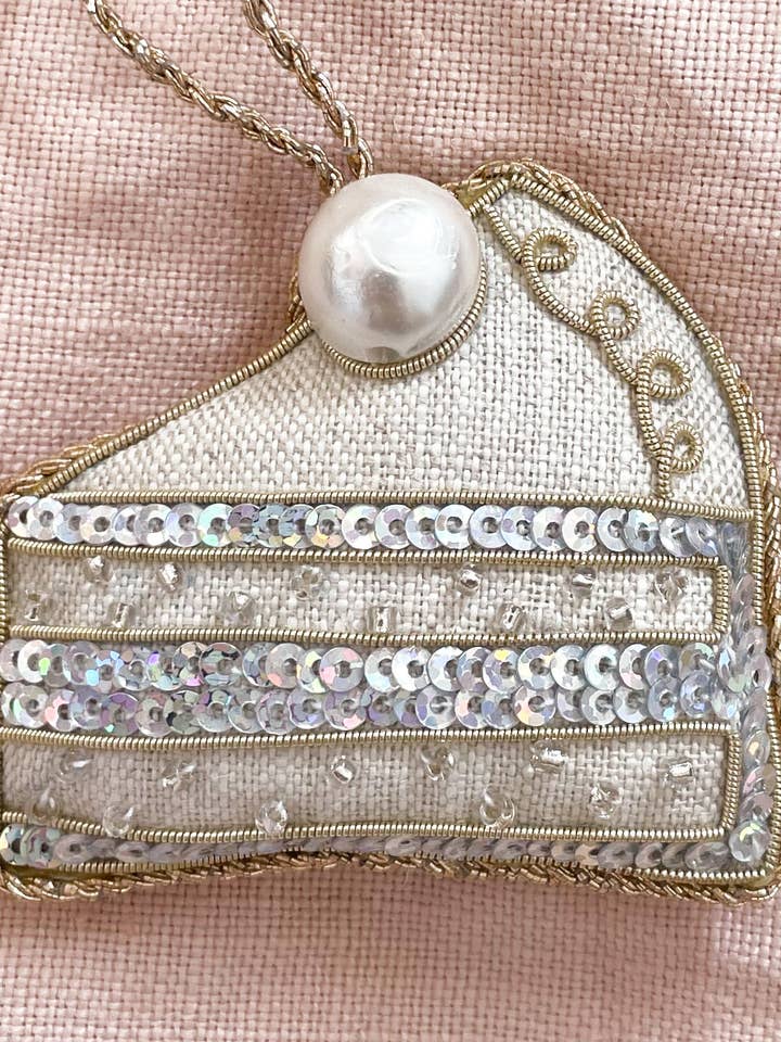 Décoration de fête en lin irlandais pour gâteau d'anniversaire fait main pour la vente par Katie Larmour Linen