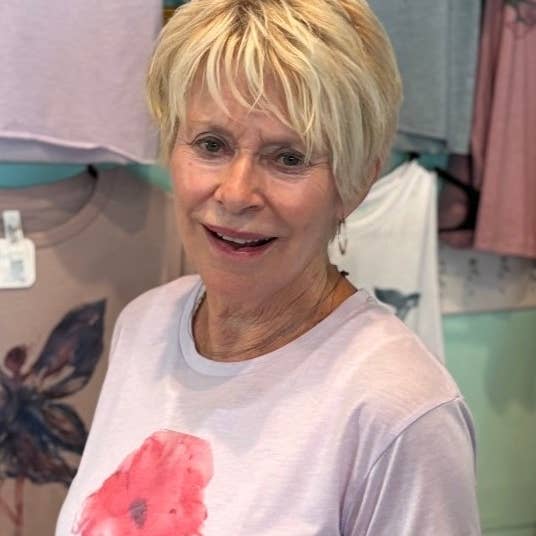 Camiseta Cali Crop FLOR ROSA e ROXA por atacado de Blue Mermaid Art