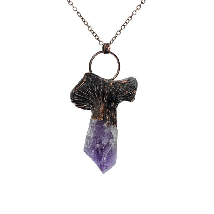 Pendentif en forme de sceptre à pointe d'améthyste surmonté d'un champignon sculpté pour la vente par The Wacky Wanderers