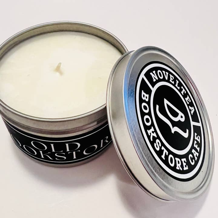 NovelTea Bookstore & Gifts – Engroshandel Rejsestearinlys – Gammel boghandel - Læder & kaffe duftende sort etiketlys15