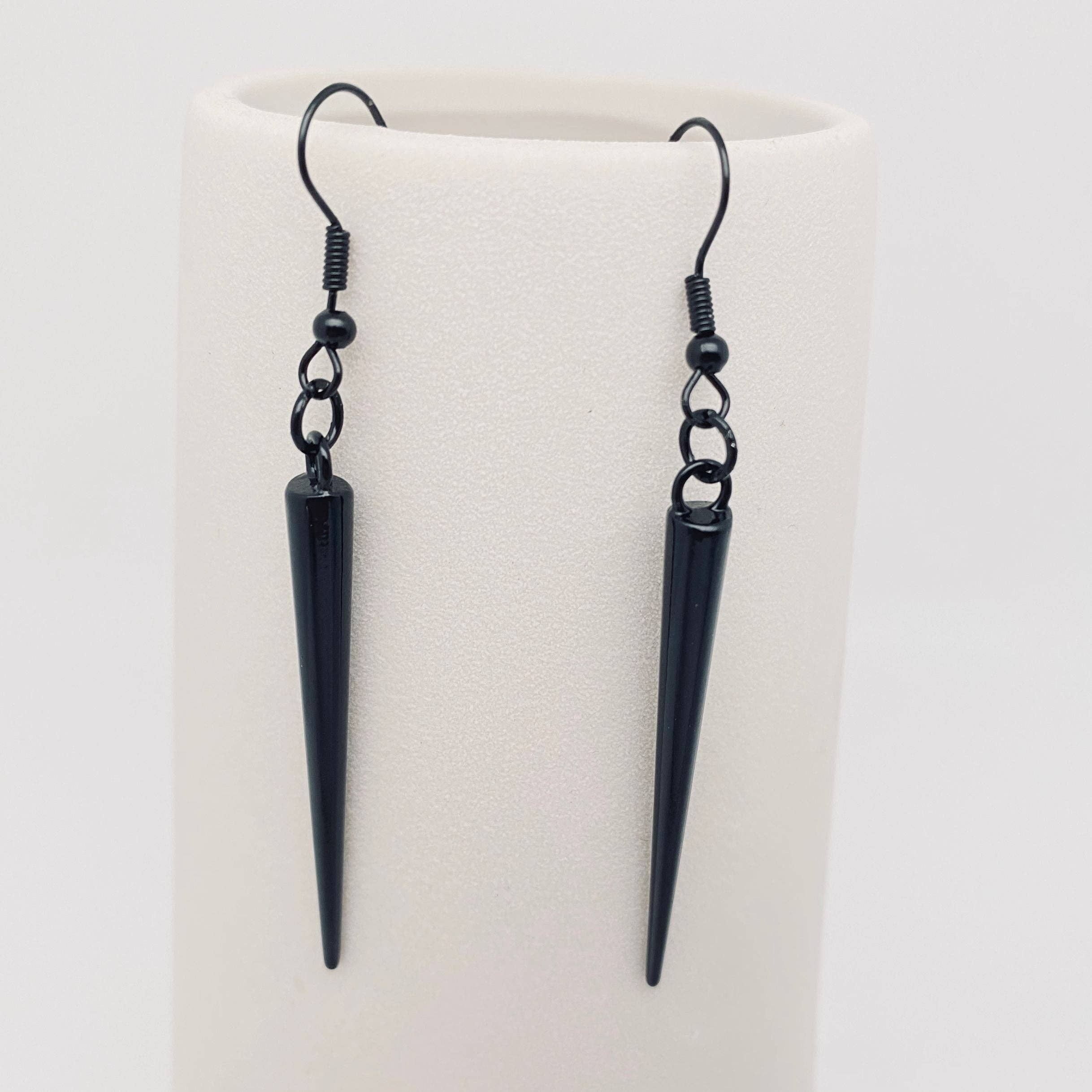 Mio Queena – wholesale Hängande örhängen – Svart röd liten cylindrisk lång droppe örhängen1