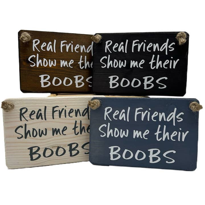 Riktiga vänner Visa mig bröst! handgjord hängande träskylt för wholesale av The Giggle Gift Company