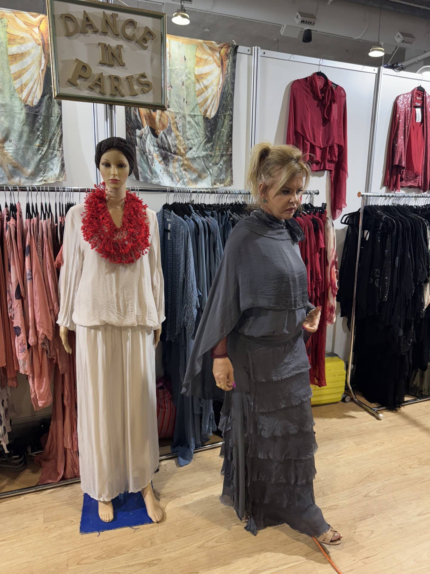 Dance in Paris – Engroshandel Nederdel - Dame – Silkestofset ensfarvet nederdel med lag3