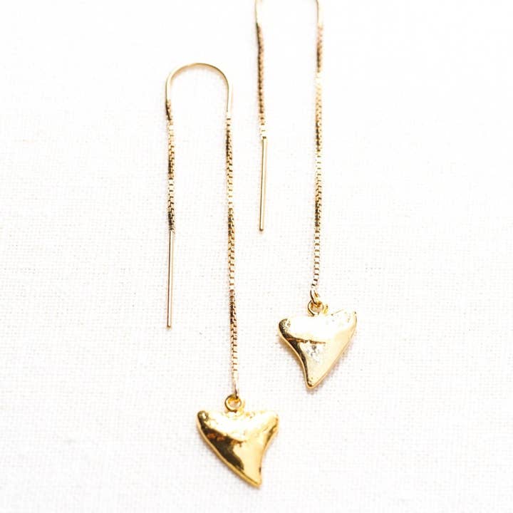 Ke Aloha Jewelry - Vendita all'ingrosso Orecchini pendenti - Orecchini infila denti di squalo oro Petite - Mano Petite