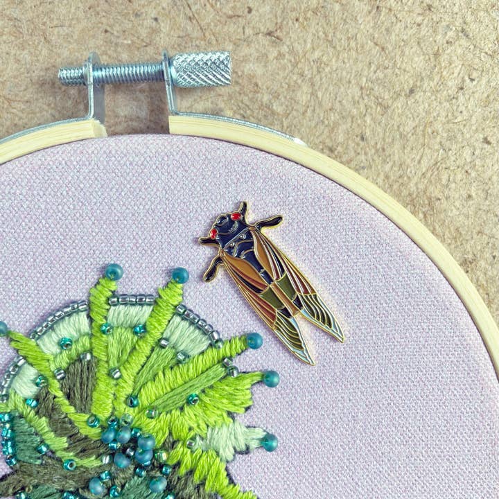 Porte-aiguilles Cicada élégant pour la vente par Kate Wyatt Fine Art