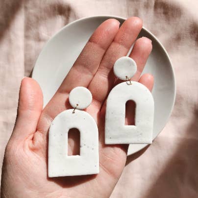 Overdimensionerede hvide plettet Arch Polymer ler øreringe for engroshandel hos Honey Dijon