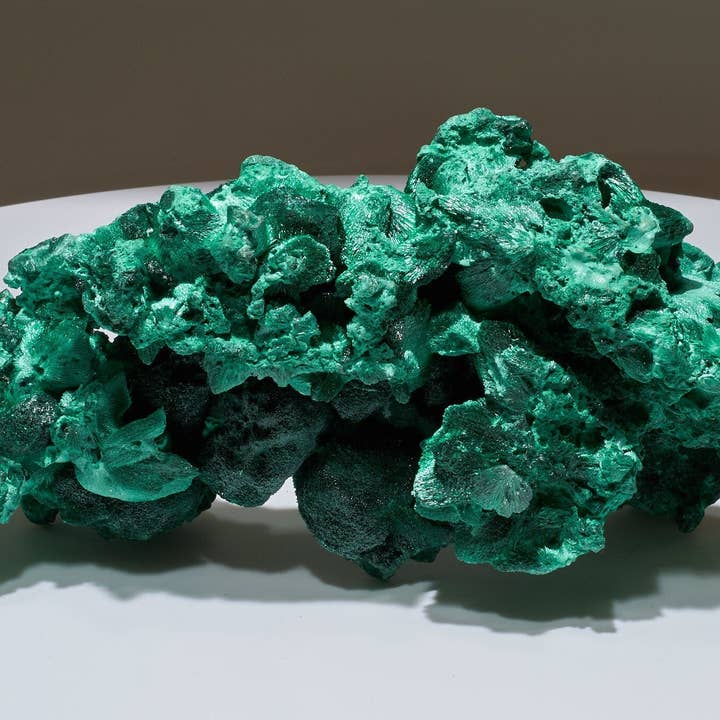 5,96 LB, 10,23 tum Cabinet Museum Botryoidal Velvet Kristalliserat Malakitsamlarprov ”The Wave” för wholesale av Malachite And More