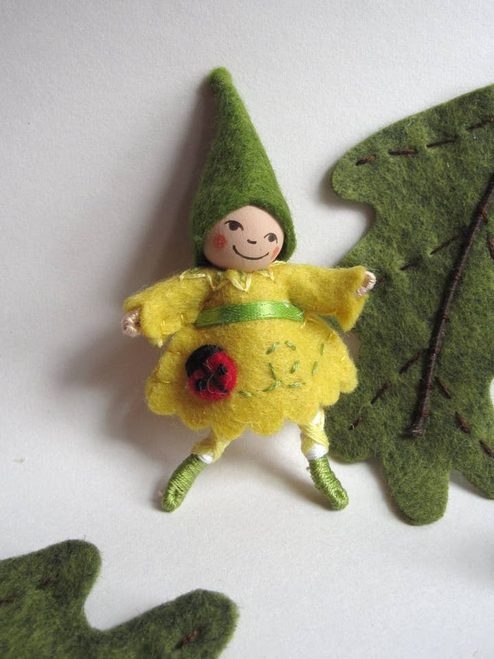 Broche pour poupée Ladybug Pixie Art pour la vente par Pea Soup