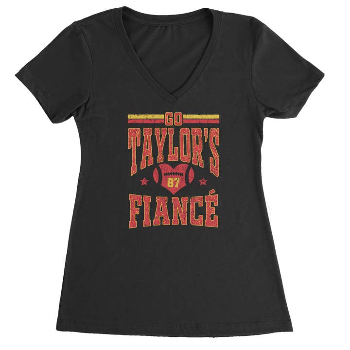 Allez au T-shirt col en V pour femmes "Fiancé Engagement Game Day" de Taylor. pour la vente par Expression Tees