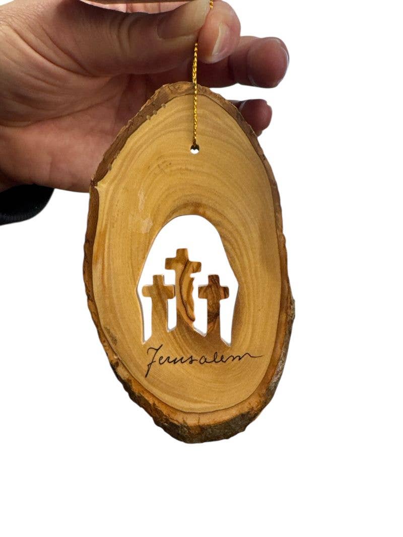 Holy Land Imports - Vendita all'ingrosso Decorazione - Addobbo intagliato in legno d'ulivo con tre croci2