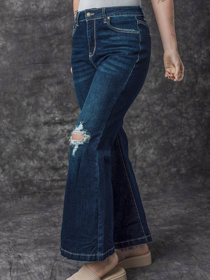 Verdadero azulado Jeans acampanados de tiro alto con roturas Khloe de venta al por mayor en Faire2