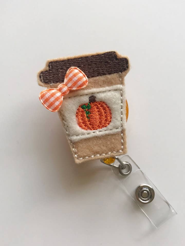 Græskar Krydder Latte Badge Clip for engroshandel hos Amanda Rose Thread Co