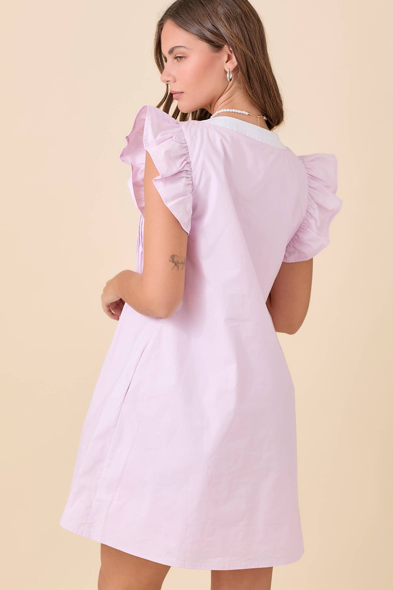 Main Strip – Großhandel Kleid – Damen – Sommer-Minikleid mit Rüschenärmeln und Biesenfalten1