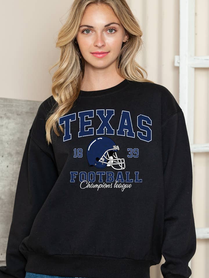 Haut pull-over à imprimé graphique de football pour femmes BT2563-SC pour la vente par BouTeeQue Closet