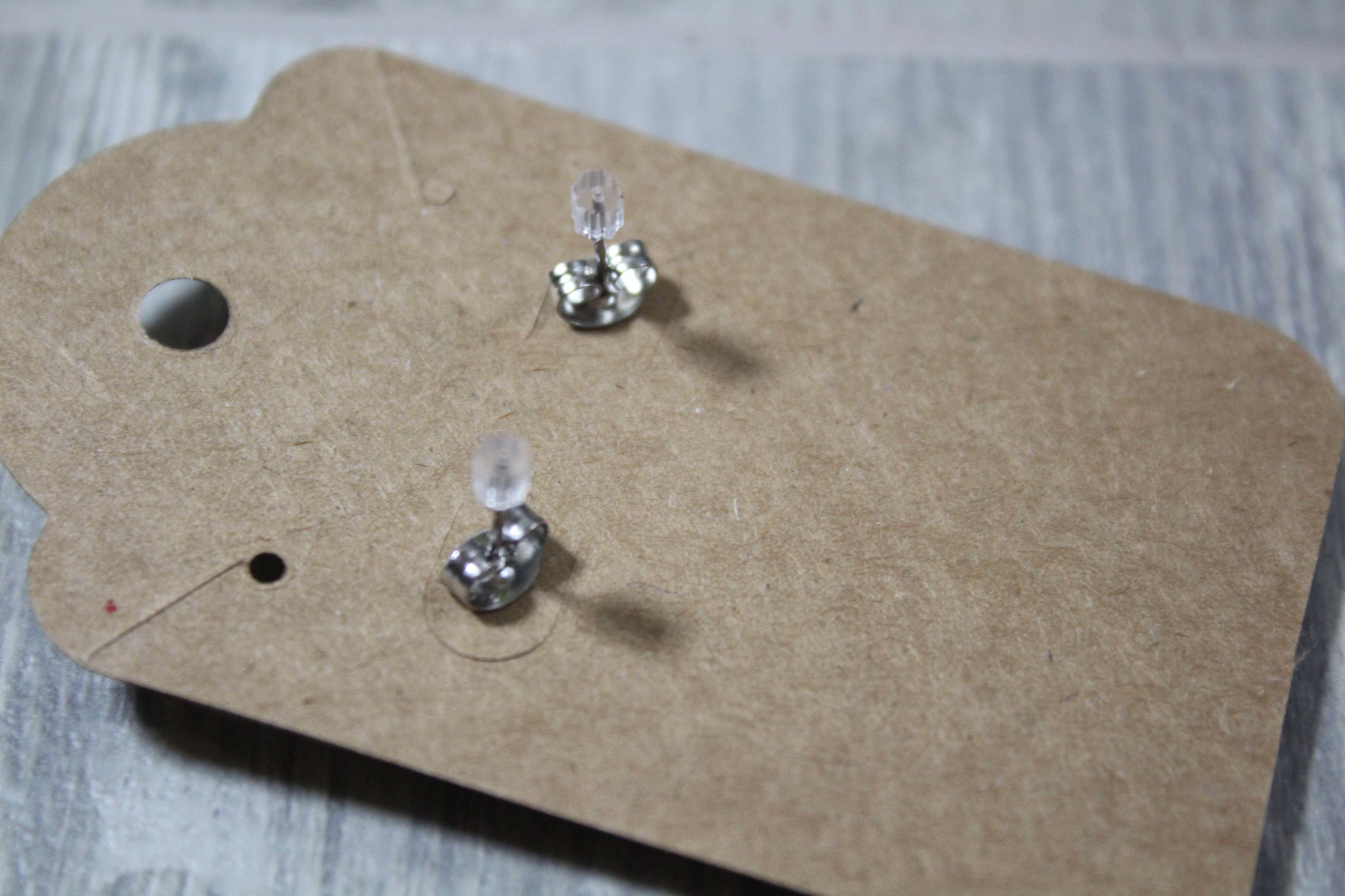 Raven Design – wholesale Solitärörhängen – Dungeons och drakar D20//Akryl Stud Örhänge2