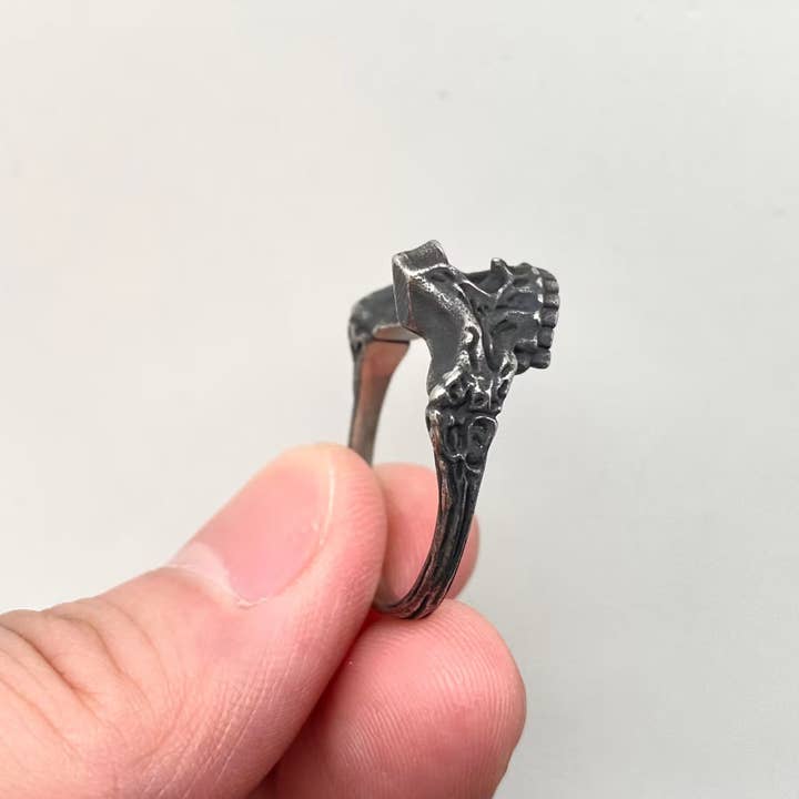 Mio Queena – Großhandel Siegelringe – Ring aus Edelstahl, geschwärzt mit verstümmeltem Totenkopf — MJ/MR2