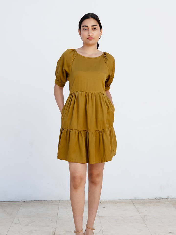 Vestito estivo con volant al ginocchio « ME-TA » in oliva, 100% tencel per la vendita all'ingrosso da parte di Studio Hertzberg