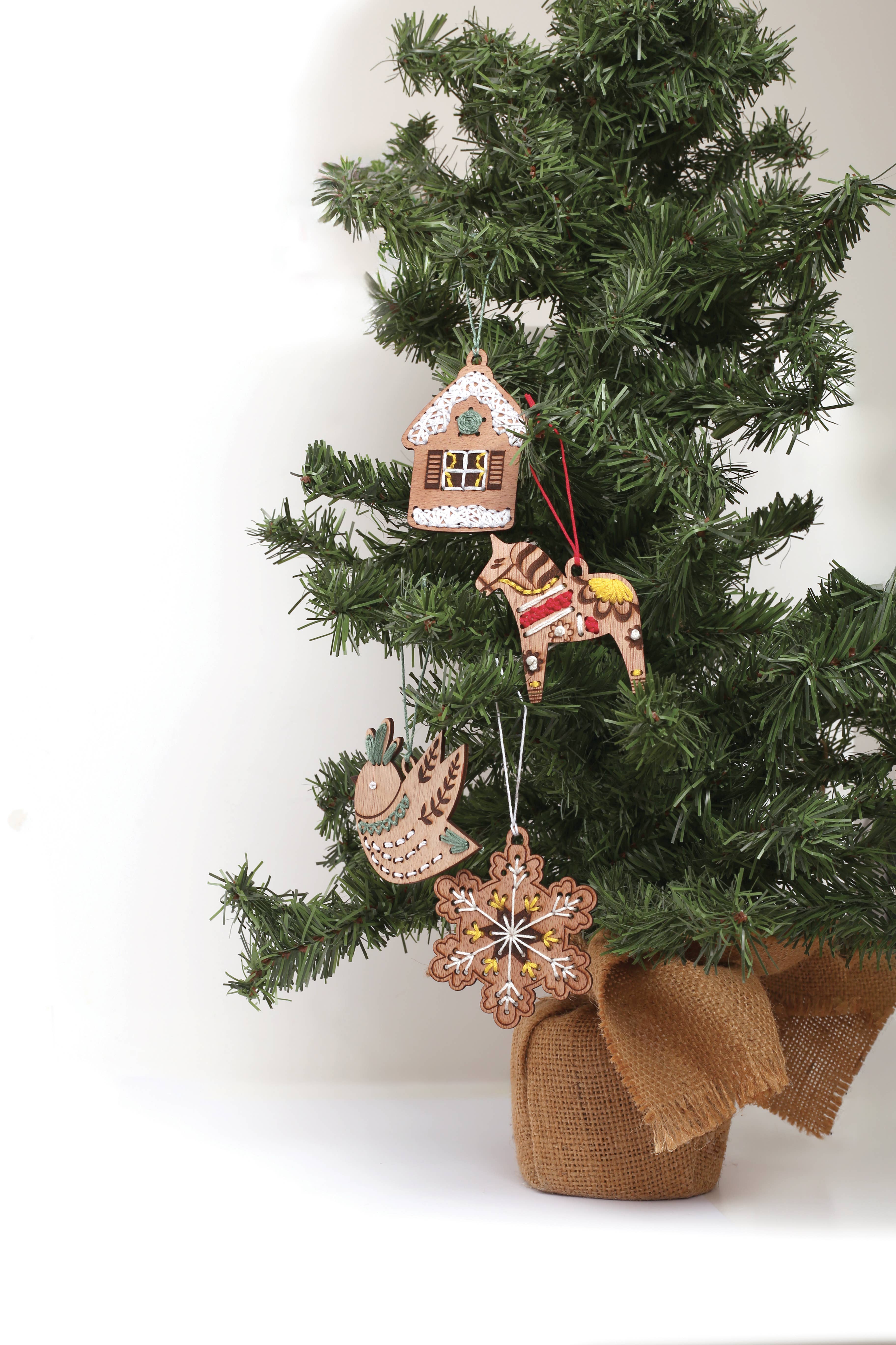 Graine Créative - Wholesale Craft Sewing Kit - KIT 8 EMBROIDERY HANGERS9