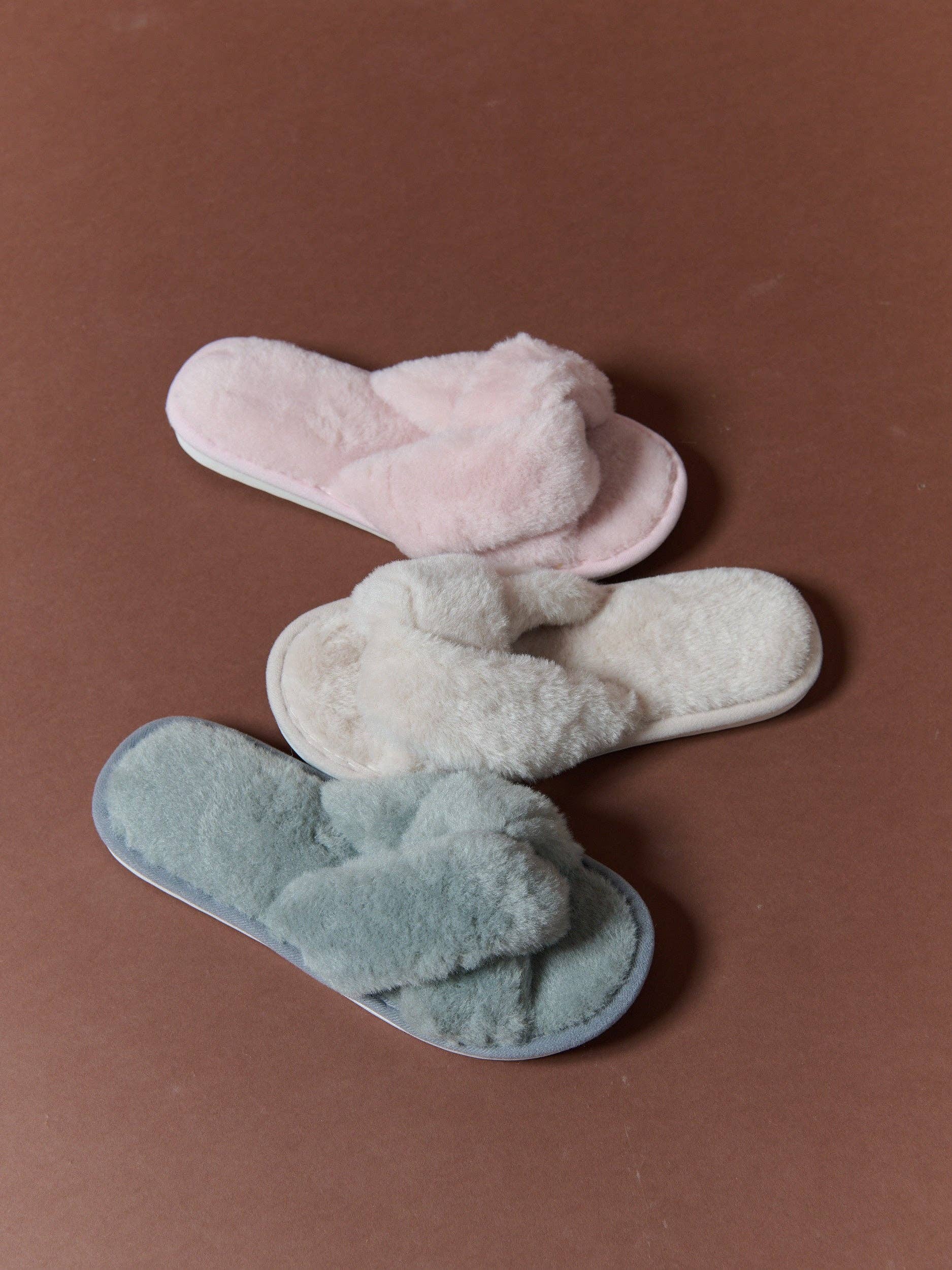 Angels Whisper Accessories – Großhandel Hausschuhe – Damen – [1PK] Geknotete Flauschige Hausschuhe in Weiß (2SM&2ML Paare/Paket)2