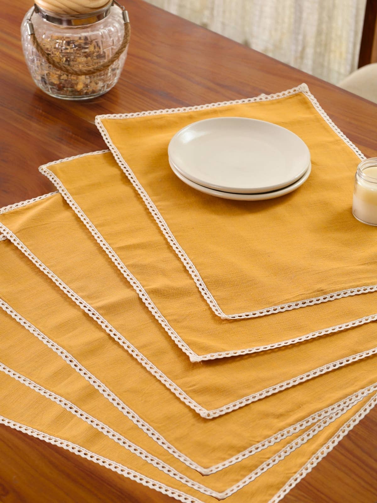 Mela Artisans - Vente Sets de table - Sets de table en crochet de coton moutarde et blanc cassé (30 cm x 45 cm)2