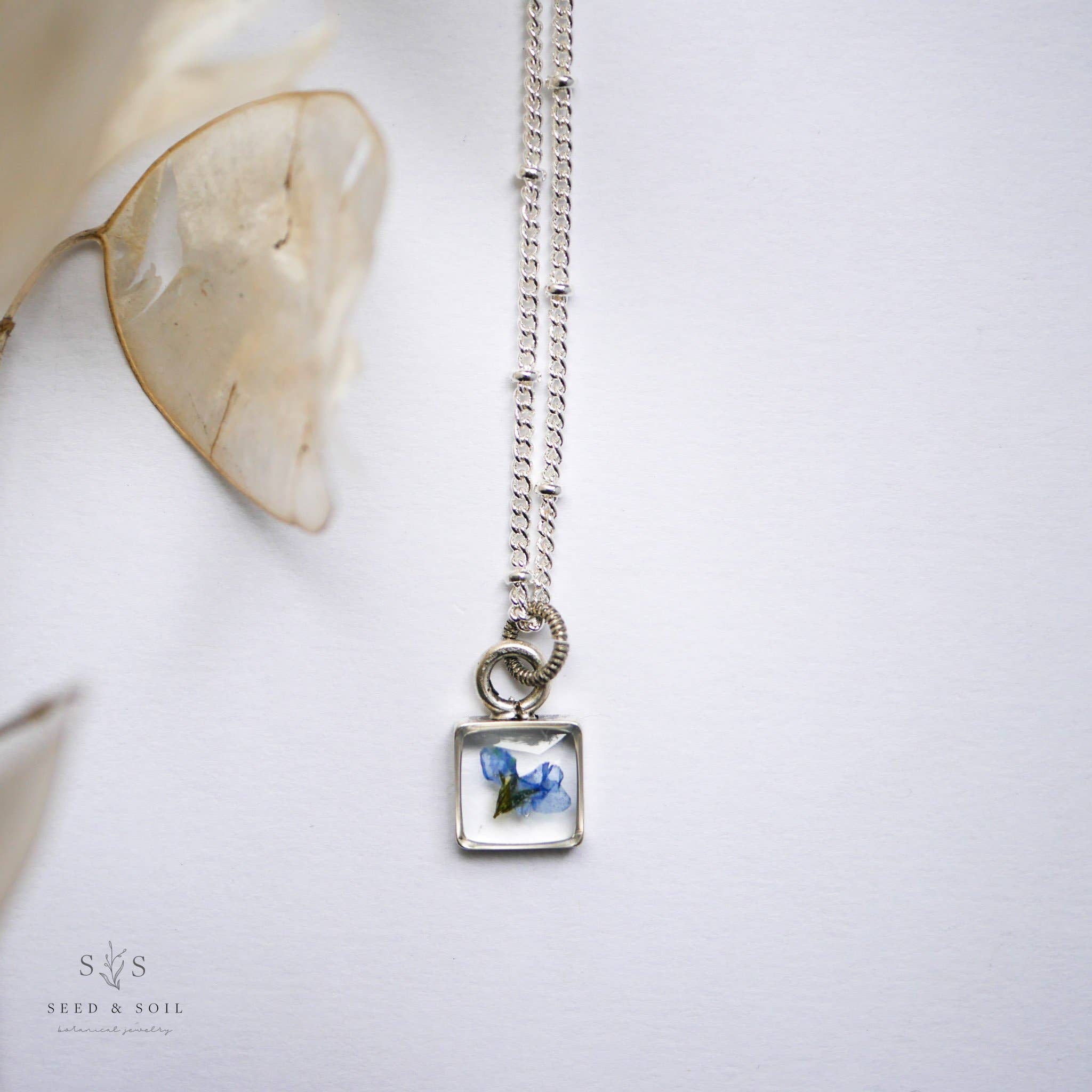 Seed & Soil Botanical Jewelry – Großhandel Kette mit Anhänger/Charm – Tiny Square Anhänger1