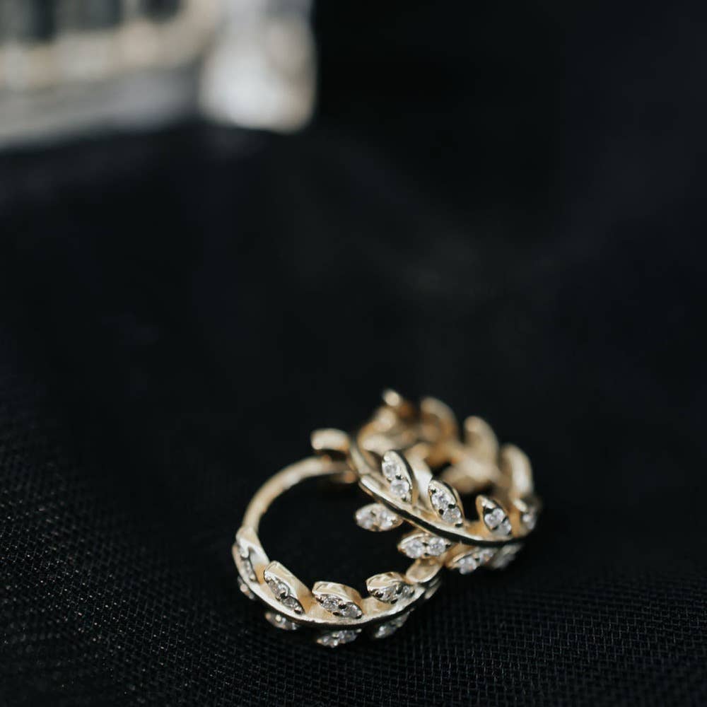 Ofina Jewelry - Venta al por mayor Pendientes de aro pequeños - Hojas de CZ Huggies6