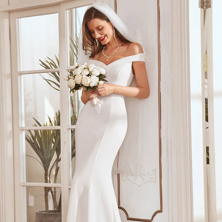 Abito da sposa a sirena con spalle scoperte in tinta unita tinta unita e ulteriori Risultati per abiti eleganti all'ingrosso. Resi gratuiti e termini di pagamento a 60 giorni su Faire in tendenza su Faire.