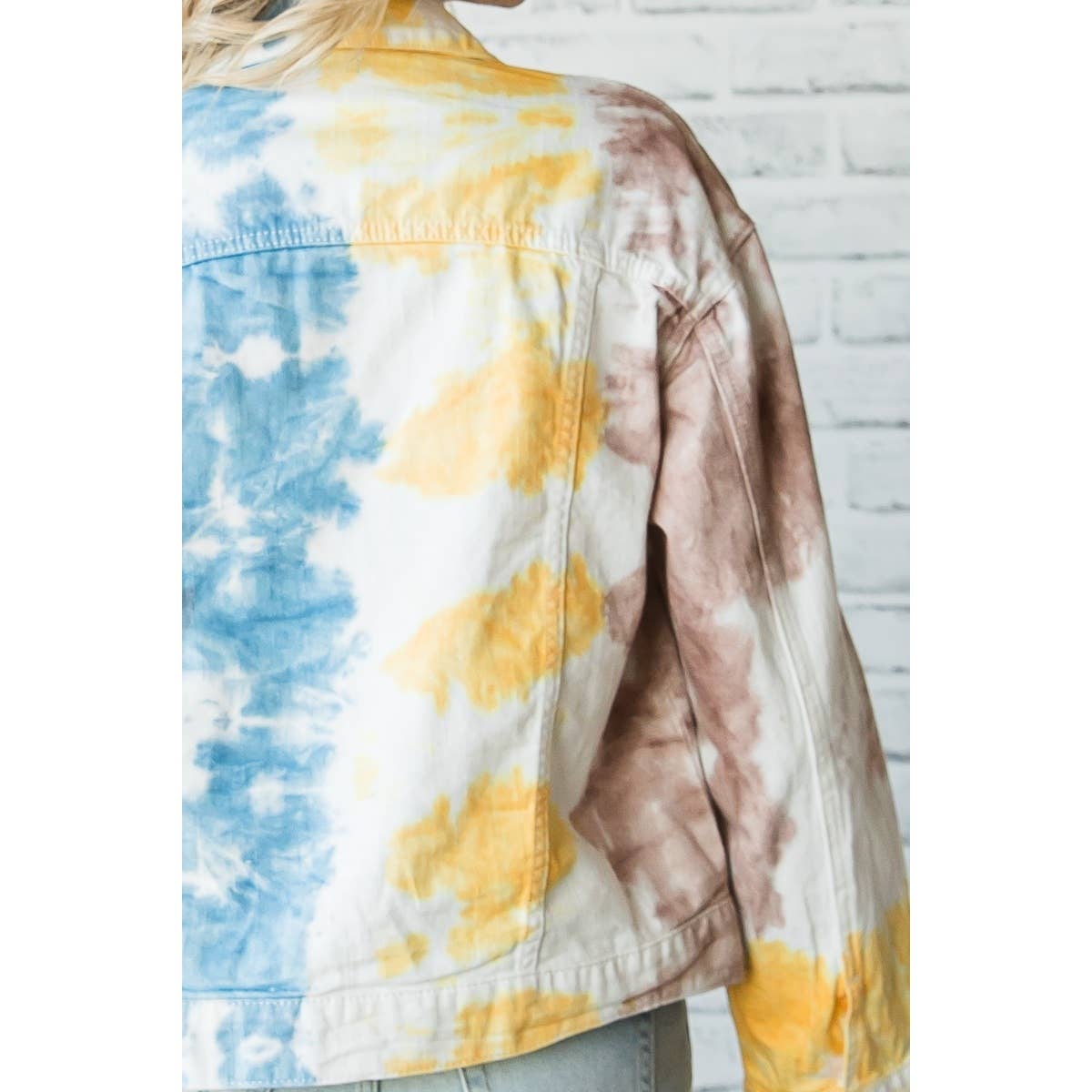 Bianco/Giallo Giacca in denim da camionista classica con stampa tie-dye in vendita all'ingrosso su Faire5