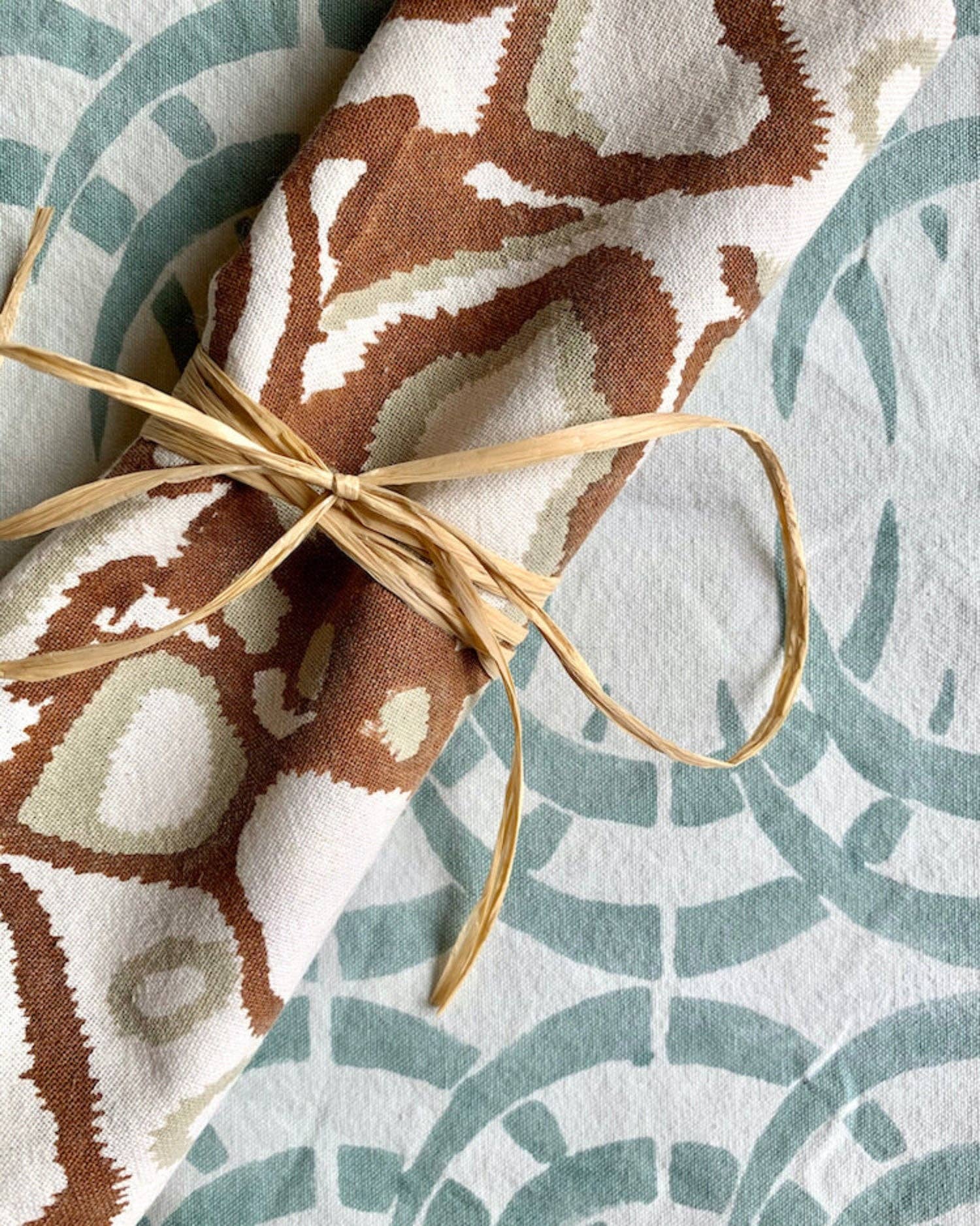 Beastly Threads - Vente Chemins de table - Chemin de table Sage Blue Rhino2