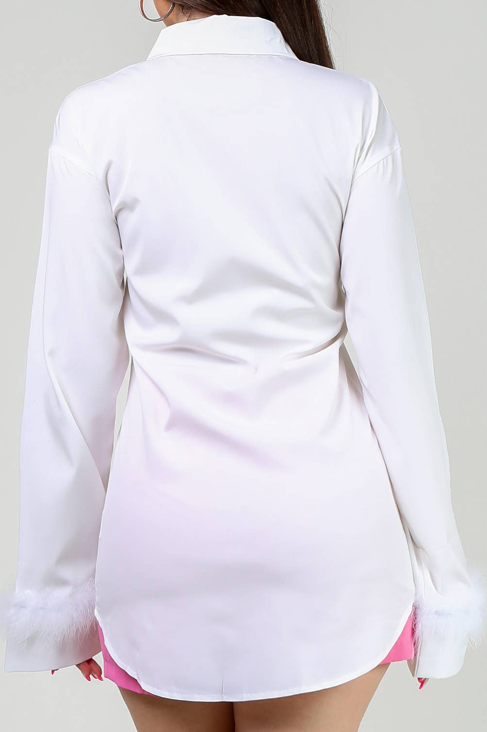 BLANC robe de nuit en satin à revers contrastés sur le devant en vente sur Faire3