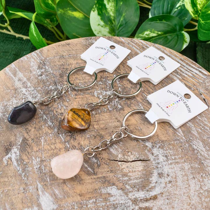 Nøglering med poleret krystal. for engroshandel hos Down To Earth