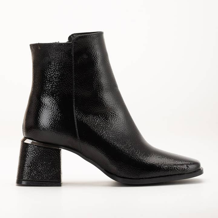 Odette - Bottes noires vernies pour la vente par Prologue Shoes