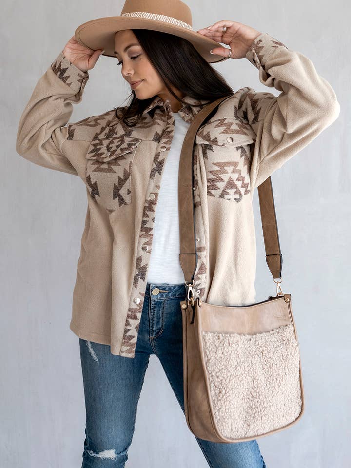 M1977TED Sac à bandoulière Chloe Teddy avec sangle de guitare pour la vente par Jen & Co.