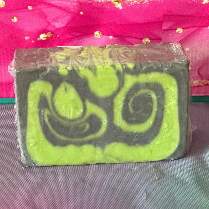 Tuxedo Night Bar Zeep 4oz voor wholesale door Squeaky Clean Luxurious Soaps