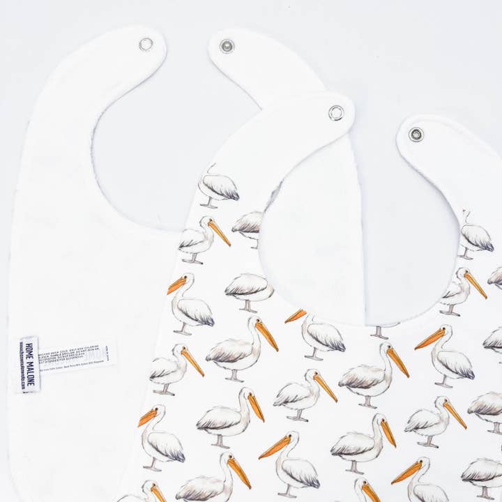 Home Malone – Engroshandel Hagesmæk - Baby – Pelikan på hvidt babyhagesmæk2