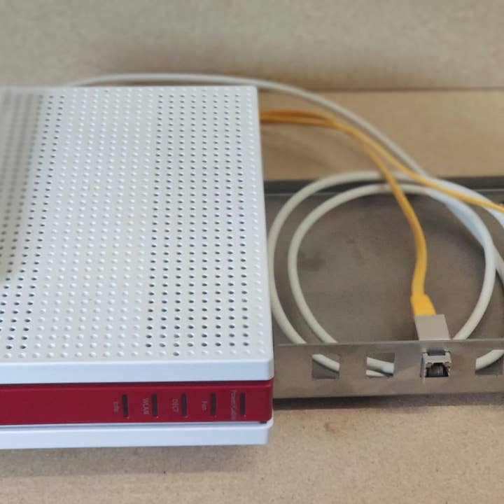 GrabbeIT - Wholesale Wall Mounted Shelf - Rackmount Fritzbox 6591 STAINLESS STEEL KeyStone1