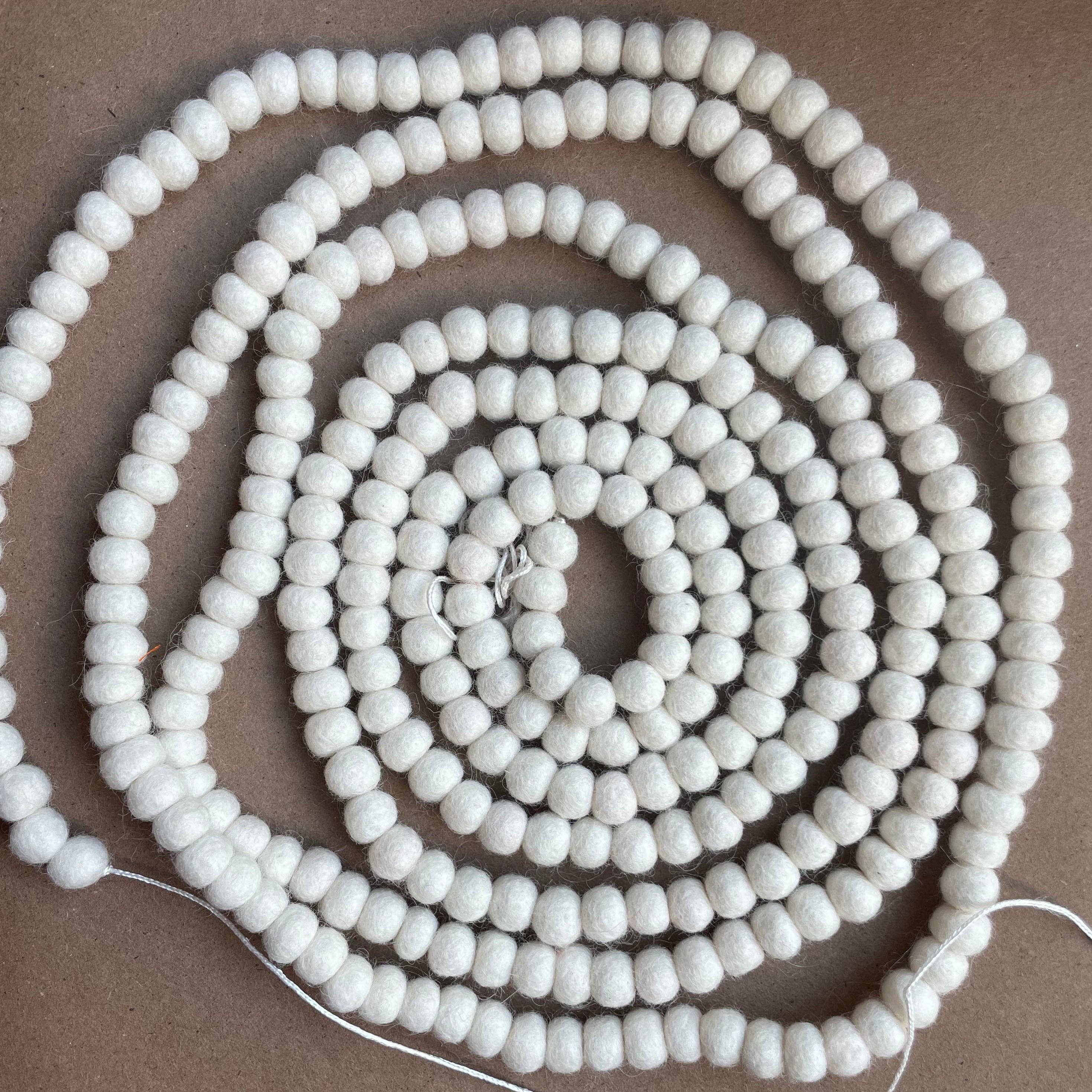 Decomod – wholesale Bunting/Krans – Mini filt bollslinga 1 cm bollar ca 300 bollar 3 meter lång1