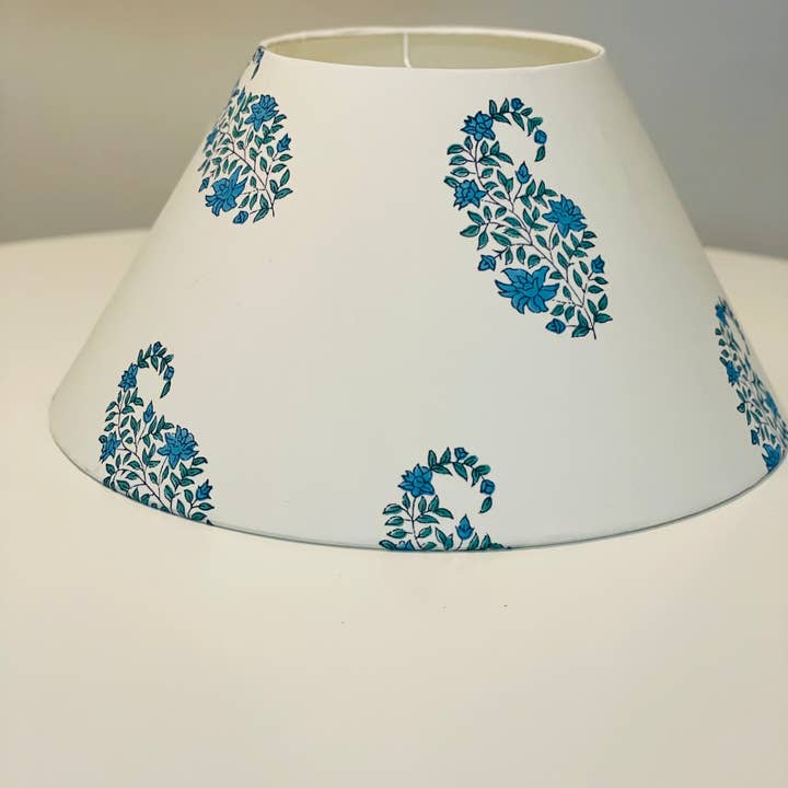 Olive and Limpet - Wholesale Lampenkap - Grote conische lampenkap. Indiase handblokdruk. Blauwblauwe en groene Buti op helder wit.2